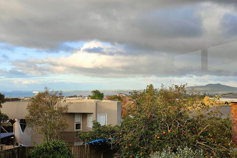 Photo of property in 1/61 Forrest Hill Road, Milford, Auckland, 0620