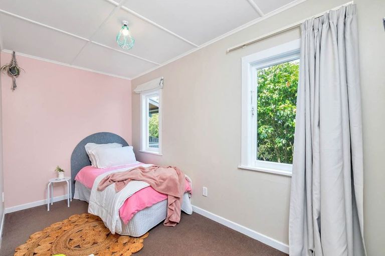 Photo of property in 15 Awaroa Road, Helensville, 0800