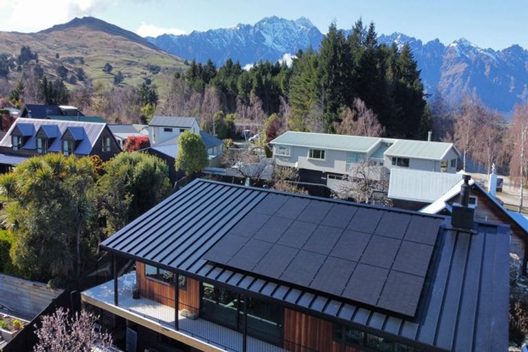 Photo of property in 18 Poplar Drive, Kelvin Heights, Queenstown, 9300