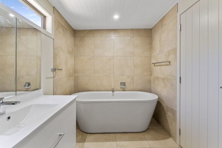 Photo of property in 40 Glenlochy Rise, Acacia Bay, Taupo, 3385