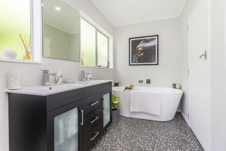 Photo of property in 19 Westhaven Drive, Tawa, Wellington, 5028