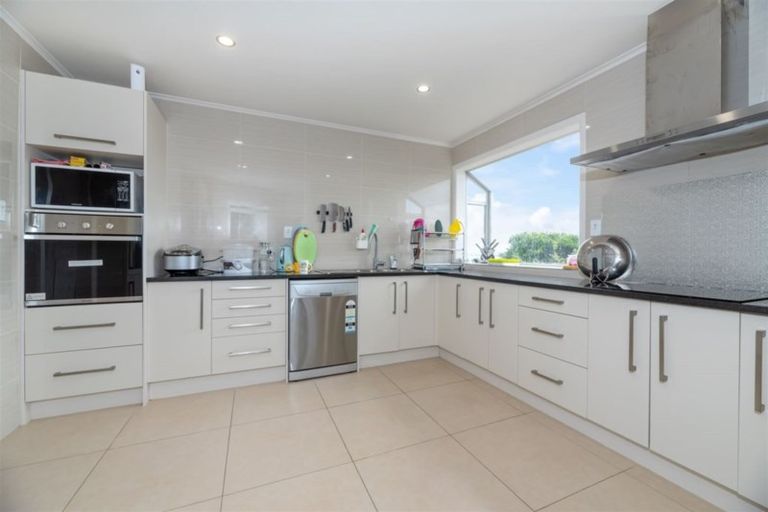 Photo of property in 6 Fairlea Road, Te Atatu South, Auckland, 0610