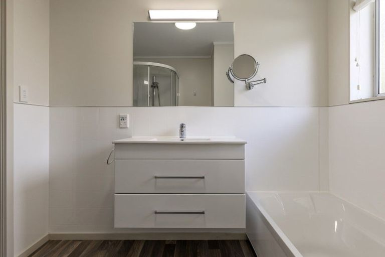 Photo of property in 23 Kereru Street, Two Mile Bay, Taupo, 3330