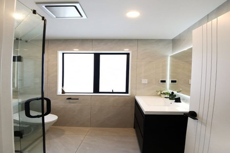 Photo of property in 57e Hogans Road, Glenfield, Auckland, 0629