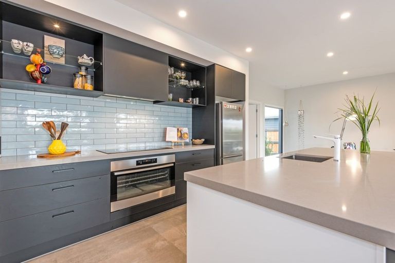 Photo of property in 8 Mediterranean Grove, Fitzherbert, Palmerston North, 4410