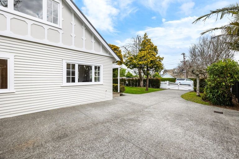 Photo of property in 106 St Heliers Road, Saint Heliers, Auckland, 1071