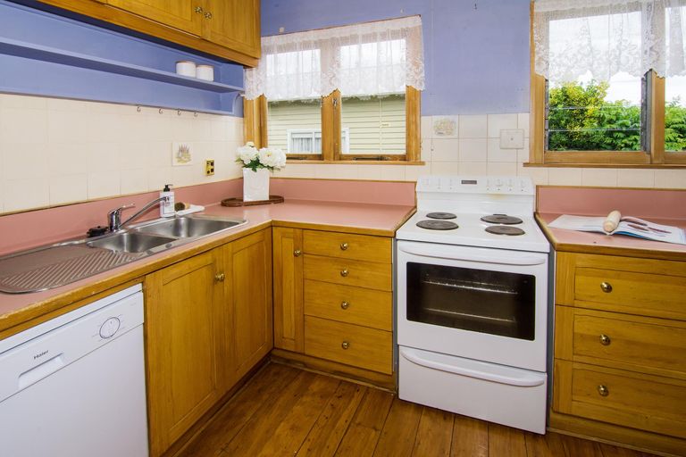 Photo of property in 16 Victoria Street, Carterton, 5713