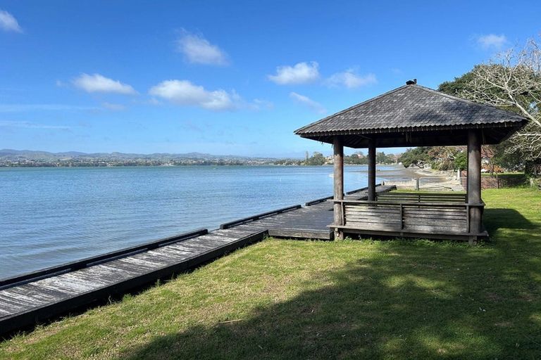 Photo of property in 240 Devonport Road, Tauranga, 3110
