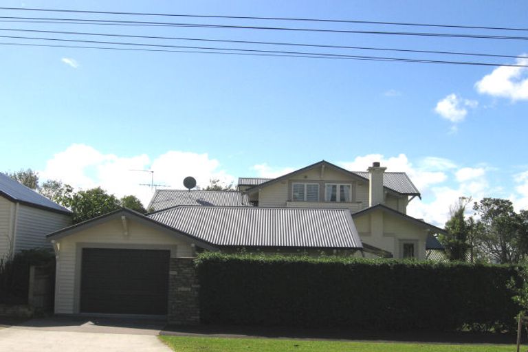 Photo of property in 40 Stanley Point Road, Stanley Point, Auckland, 0624