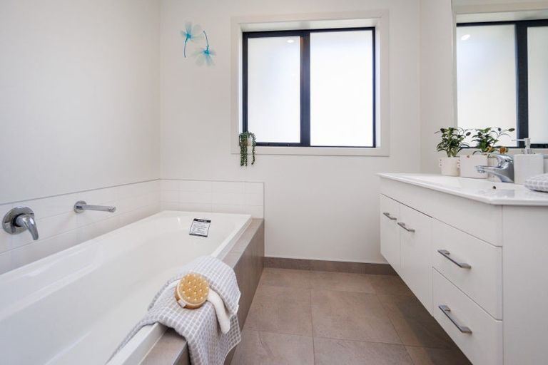 Photo of property in 12 Gibraltar Way, Fitzherbert, Palmerston North, 4410