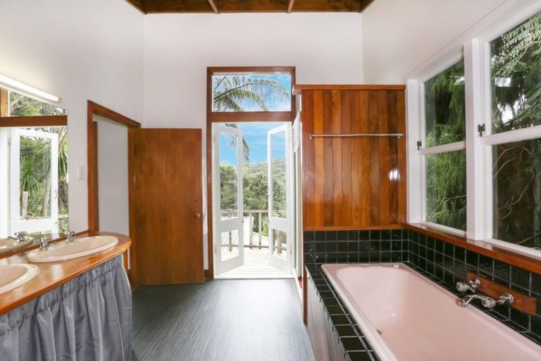 Photo of property in 64 Mountain Road, Henderson Valley, Auckland, 0612