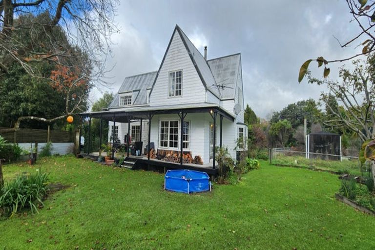 Photo of property in 122 Boord Crescent, Kumeu, 0891