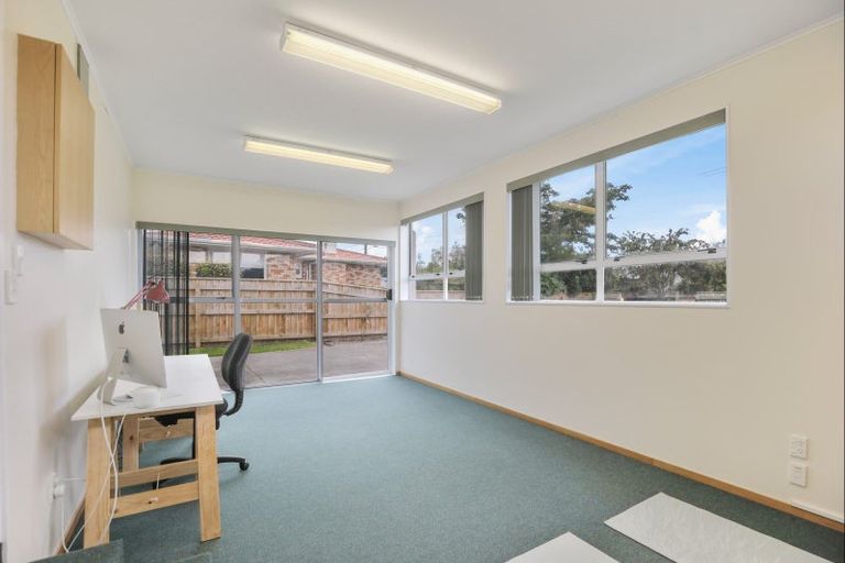 Photo of property in 28 Highbury Drive, Levin, 5510