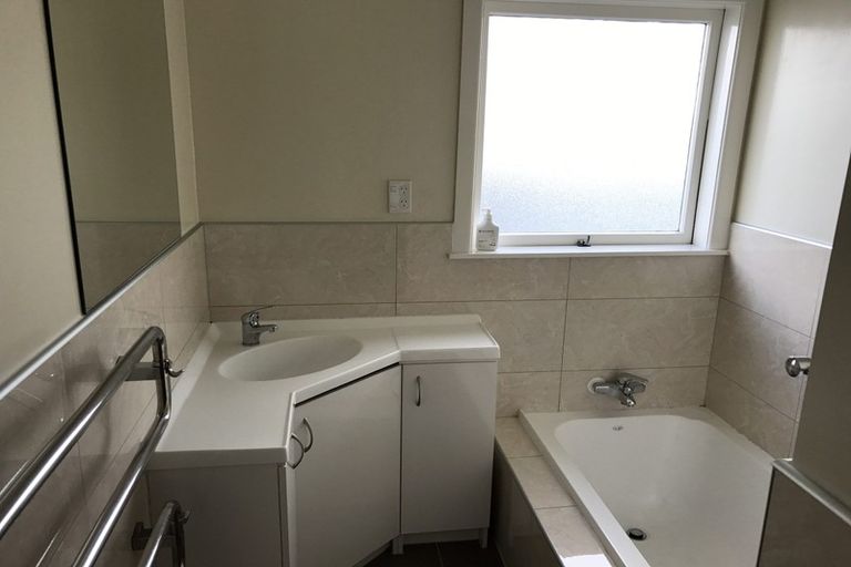 Photo of property in 7 Lyndhurst Road, Te Atatu South, Auckland, 0610