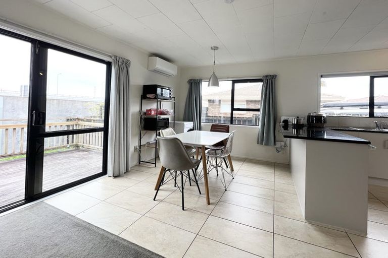 Photo of property in 2/7 Barbados Drive, Unsworth Heights, Auckland, 0632