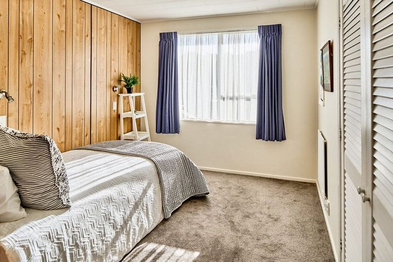 Photo of property in 54 Gloaming Hill, Titahi Bay, Porirua, 5022