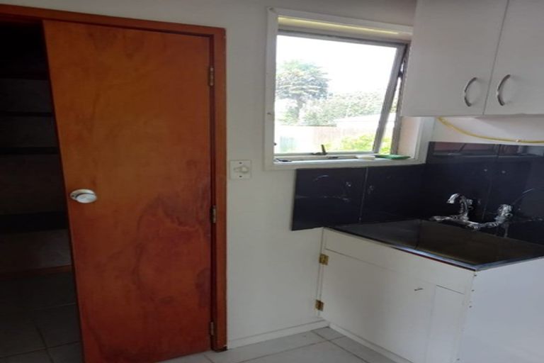 Photo of property in 9 Kelman Road, Kelston, Auckland, 0602