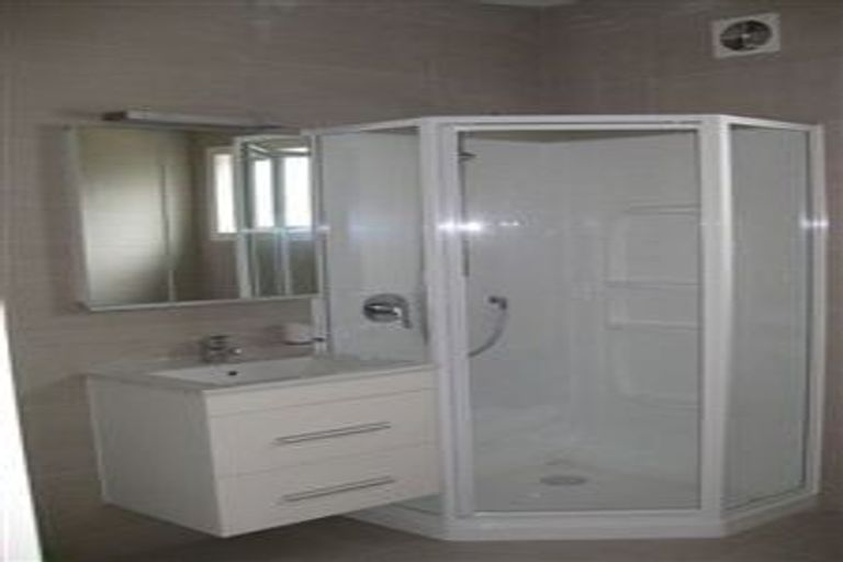 Photo of property in 2/19 Edgeworth Road, Glenfield, Auckland, 0629