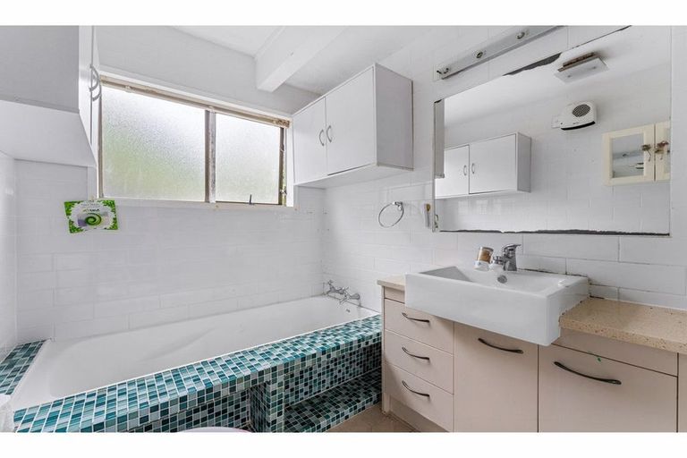 Photo of property in 1/33 Sapphire Place, Bayview, Auckland, 0629