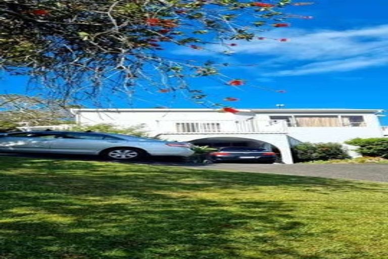 Photo of property in 1/527 Beach Road, Murrays Bay, Auckland, 0630