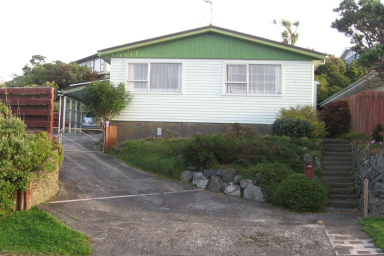 Photo of property in 37 Somes Crescent, Newlands, Wellington, 6037