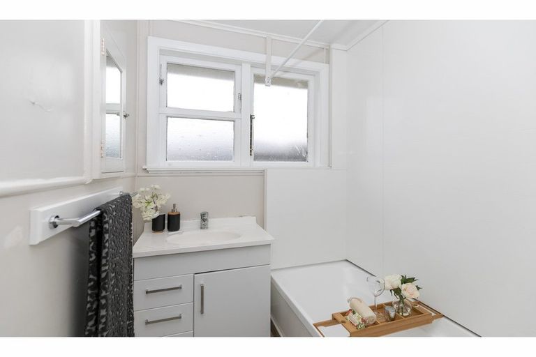 Photo of property in 4 Douglas Crescent, Fairfield, Hamilton, 3214