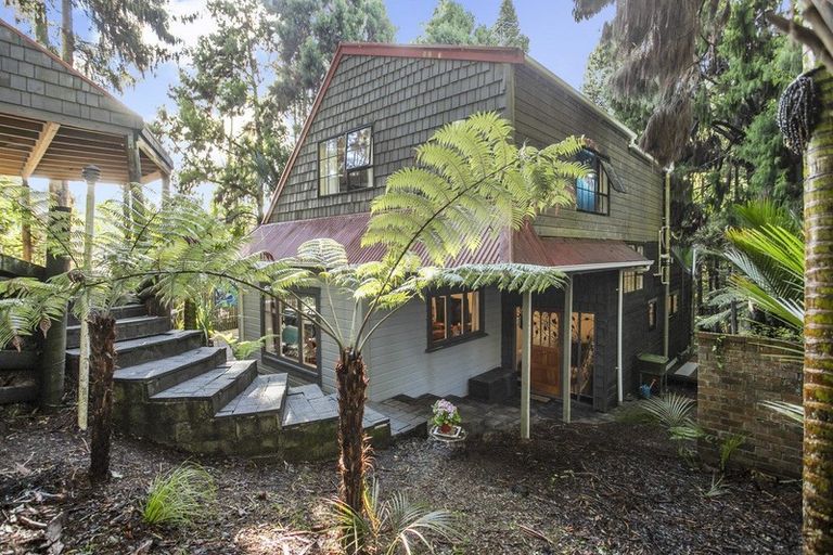 Photo of property in 208 Woodlands Park Road, Titirangi, Auckland, 0604
