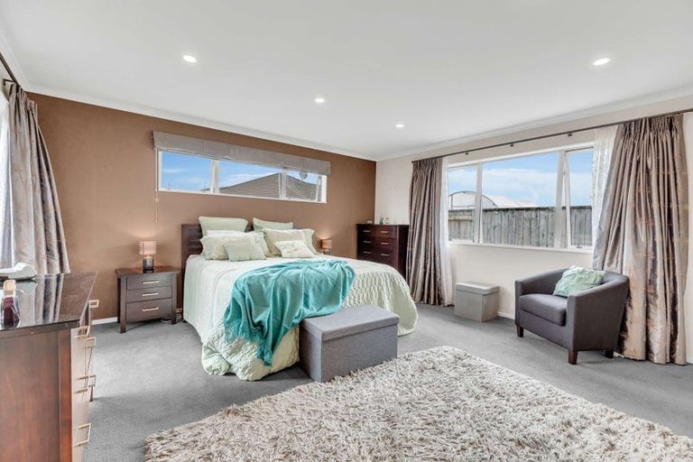 Photo of property in 5 Chestnut Close, Kelvin Grove, Palmerston North, 4414