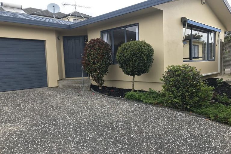 Photo of property in 40 Sunvista Avenue, Oteha, Auckland, 0632