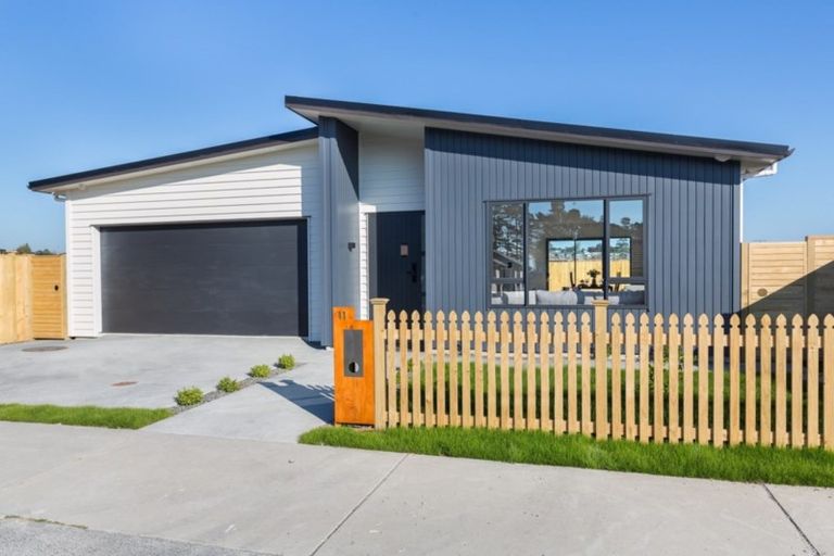 Photo of property in 11 Ropere Street, Kumeu, 0810