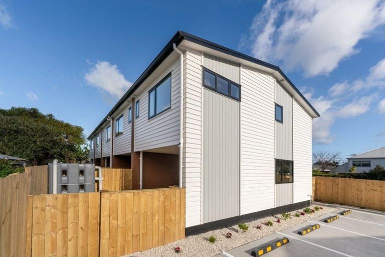 Photo of property in 5/3 Royal View Road, Te Atatu South, Auckland, 0610