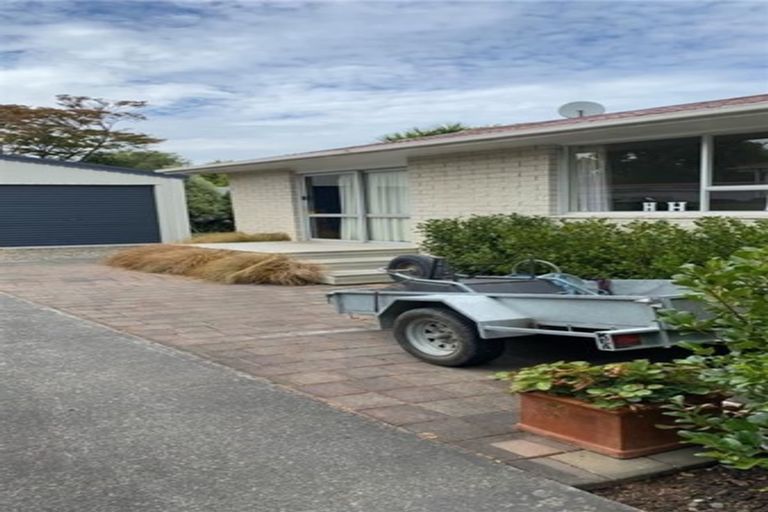 Photo of property in 2/64 Crofton Road, Harewood, Christchurch, 8051