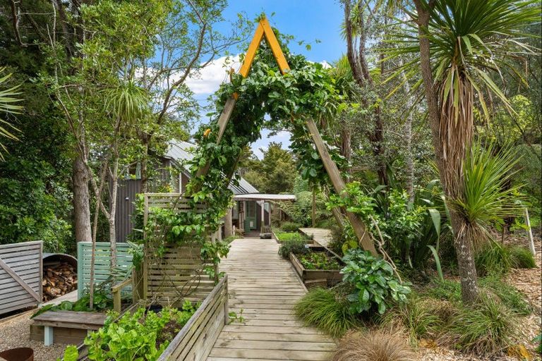 Photo of property in 38 Grand View Road, Leigh, 0985