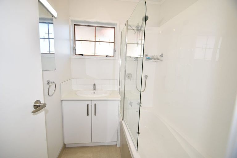 Photo of property in 9 Wairata Place, Te Atatu South, Auckland, 0610