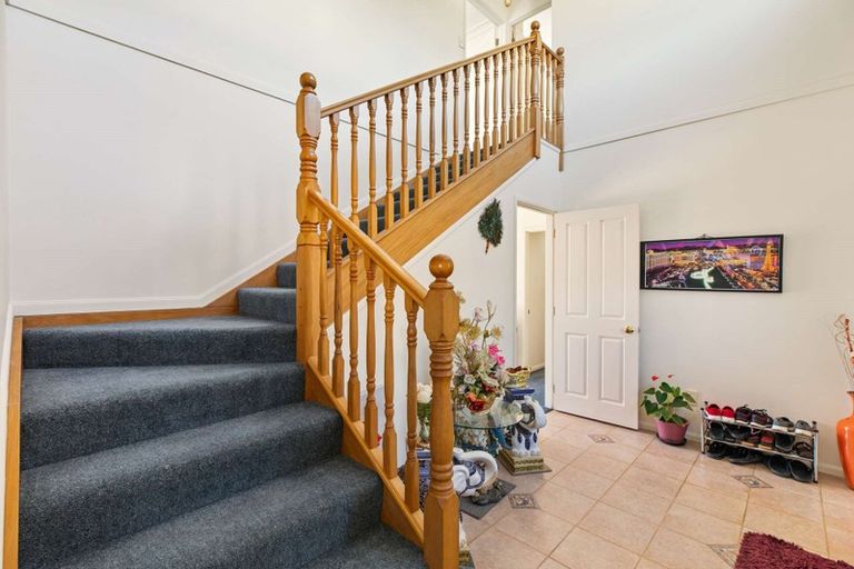 Photo of property in 16 Ewhurst Place, Goodwood Heights, Auckland, 2105