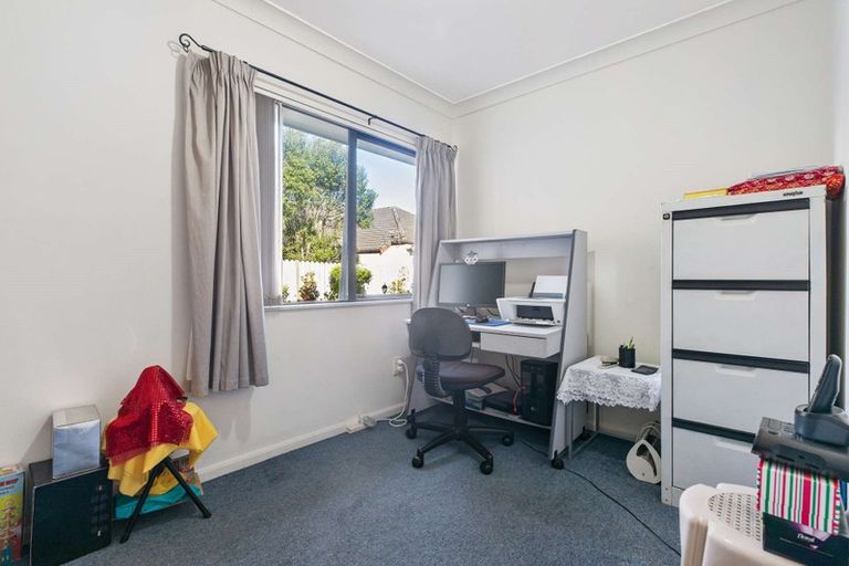 Photo of property in 16 Ewhurst Place, Goodwood Heights, Auckland, 2105