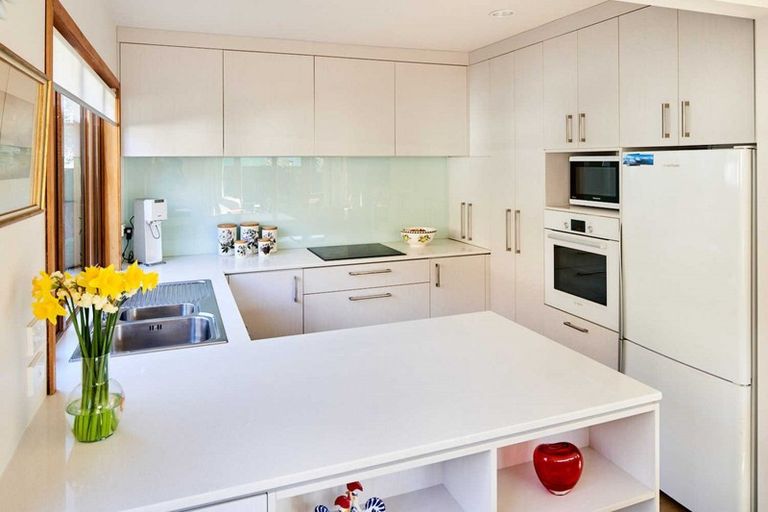 Photo of property in 2/130 Muritai Road, Eastbourne, Lower Hutt, 5013