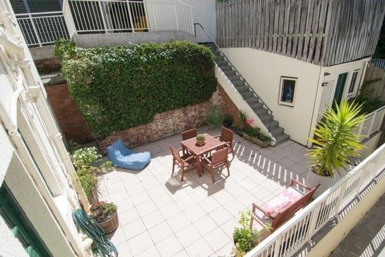 Photo of property in 2/332 Tinakori Road, Thorndon, Wellington, 6011