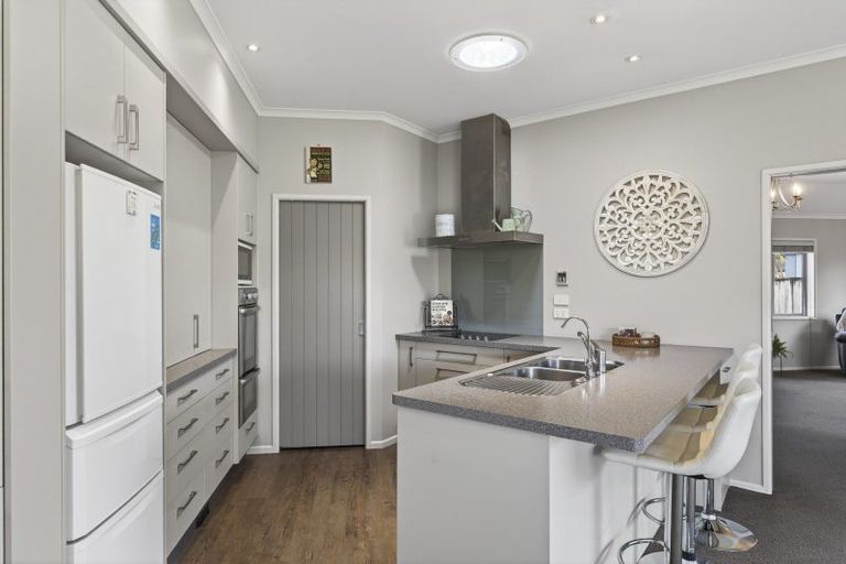 Photo of property in 2 Oakwood Drive, Highlands Park, New Plymouth, 4312