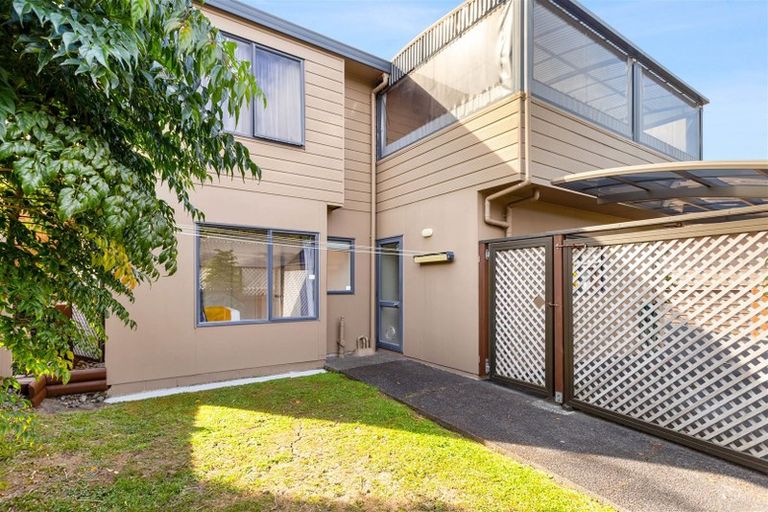 Photo of property in 1/22 Lagoon Way, West Harbour, Auckland, 0618