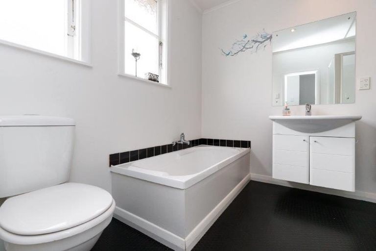 Photo of property in 16 Salisbury Avenue, Terrace End, Palmerston North, 4410