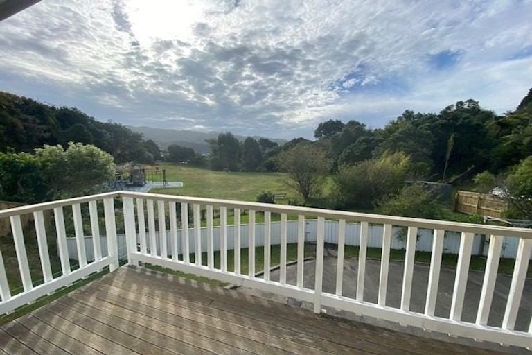 Photo of property in 3b Peckham Grove, Tawa, Wellington, 5028