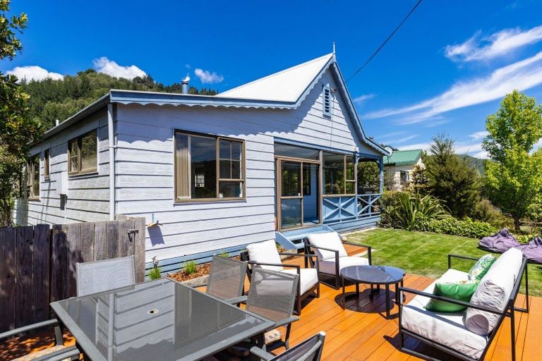 Photo of property in 168 Waikawa Road, Picton, 7220
