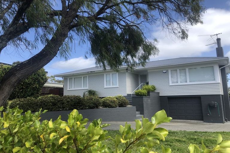 Photo of property in 30 Eastglen Road, Glen Eden, Auckland, 0602