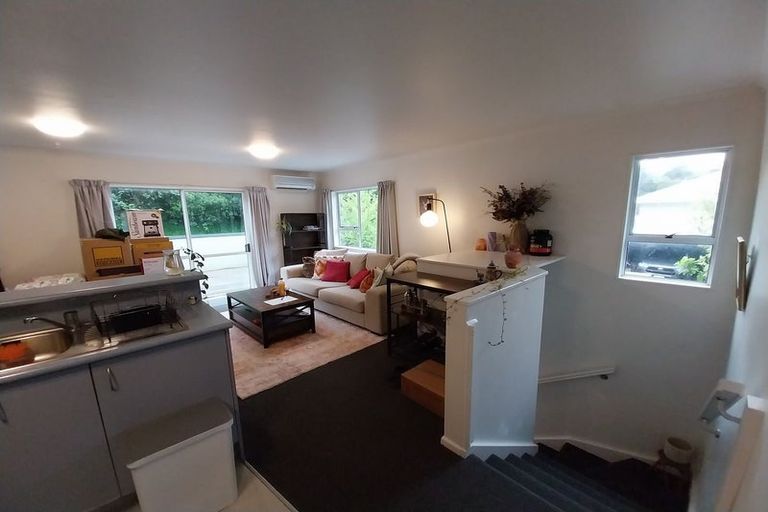 Photo of property in 64 Newlands Road, Newlands, Wellington, 6037