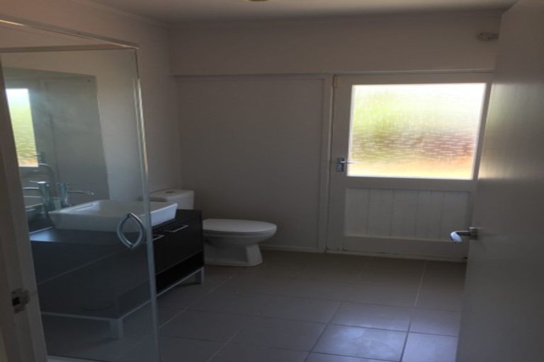 Photo of property in 2/26 Bayview Road, Hauraki, Auckland, 0622