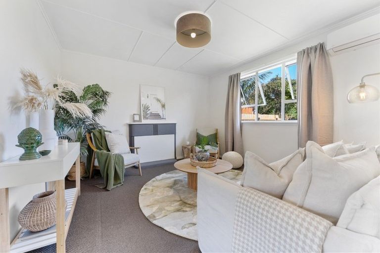 Photo of property in 70 Pioneer Road, Moturoa, New Plymouth, 4310