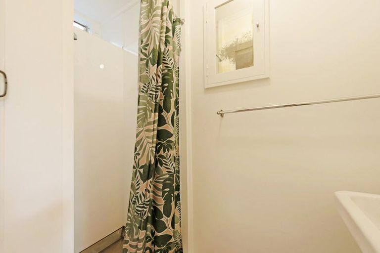 Photo of property in 58 Garden Road, Northland, Wellington, 6012