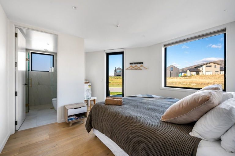 Photo of property in 17 Doug Ledgerwood Drive, Wanaka, 9305