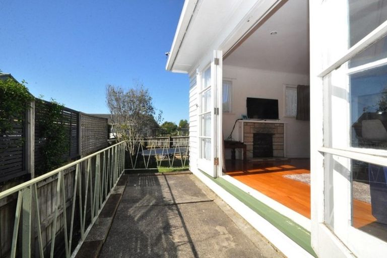 Photo of property in 1 Netherlands Avenue, Kelston, Auckland, 0602